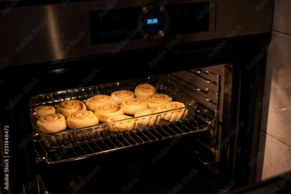 Ταπετσαρία homemade cinnamon rolls, baking in the owen