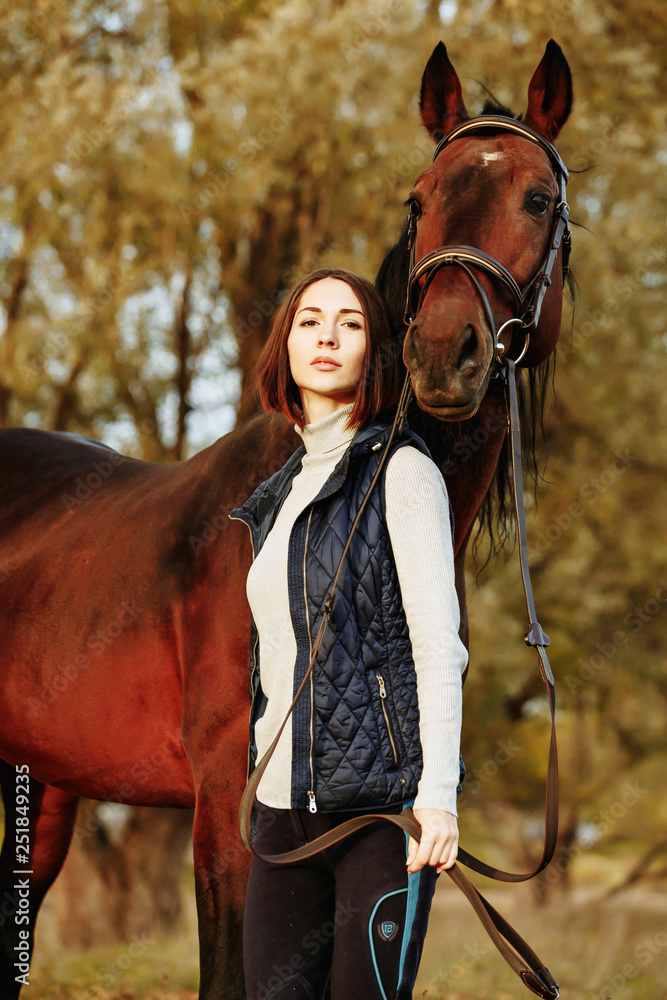 Obraz premium Woman with her horse at sunset, autumn outdoors scene