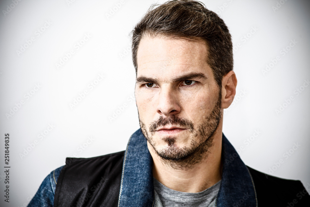 Portrait von einem Mann mit Bart undSschnäuzer Portrait von einem Mann mit Bart undSschnäuzer