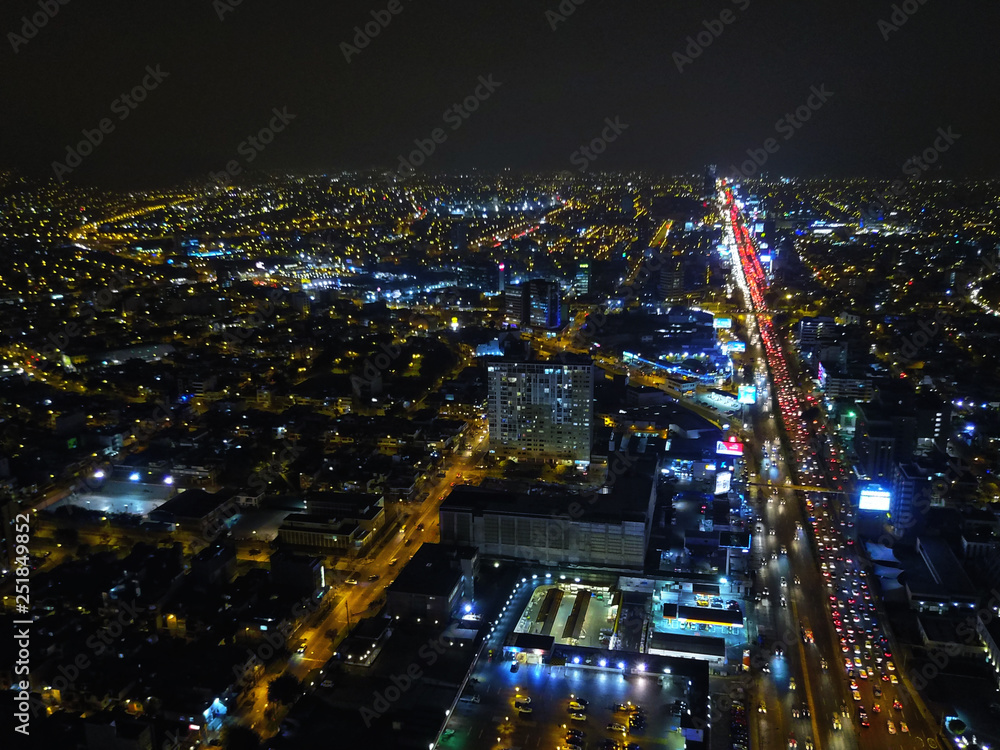 Fototapeta premium Lima dans la nuit