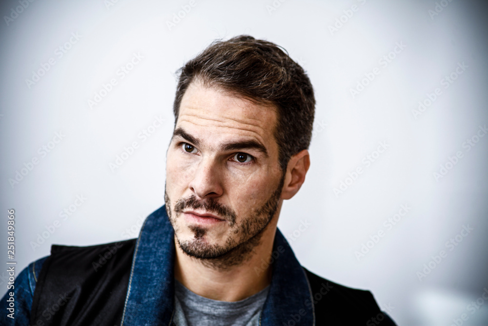 Portrait von einem Mann mit Bart undSschnäuzer Portrait von einem Mann mit Bart undSschnäuzer