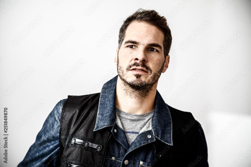 Portrait von einem Mann mit Bart undSschnäuzer Portrait von einem Mann mit Bart undSschnäuzer