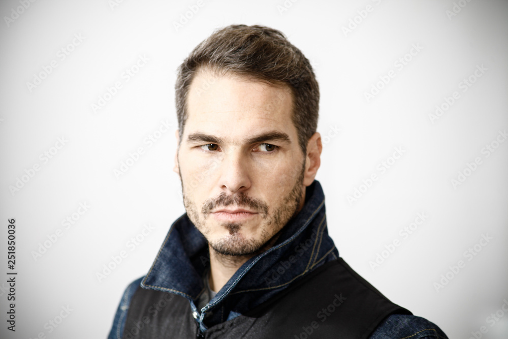 Obraz premium Portrait von einem Mann mit Bart undSschnäuzer