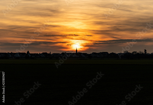 Sonnenuntergang über Kirche