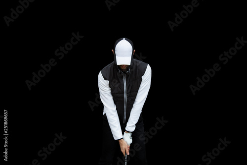 Foto Jugador de golf en la colocacion vestido de blanco y negro