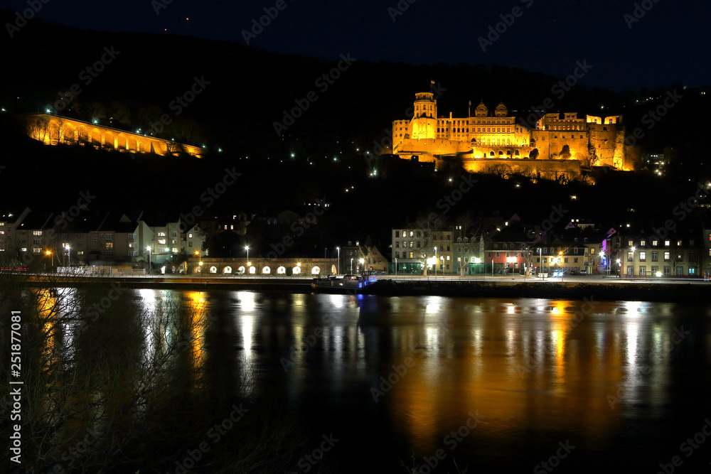 Heidelberger Schloß und Neckarufer beleuchtet am Abend