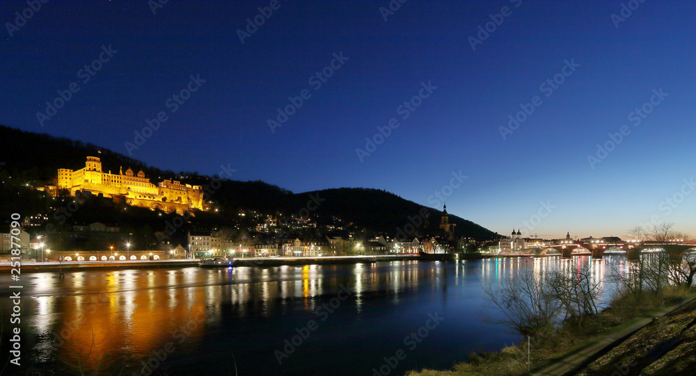 Heidelberg mit Schloß und Alte Brücke stimmungsvoll am Abend