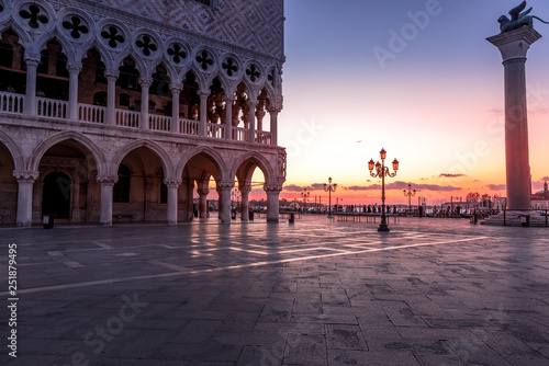 L'alba in Piazza San Marco a Venezia
