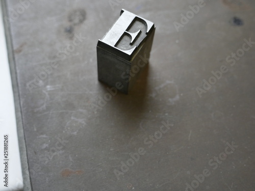 e, buchstabe e, bleiletter, lettern, buchdruck, alphabeth, druck, druckerei, drucken, gutenberg, johannes gutenberg, schwarze kunst, typographie, didot,