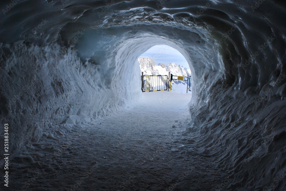Obraz premium Ice Tunnel Landscape in Chamonix, France