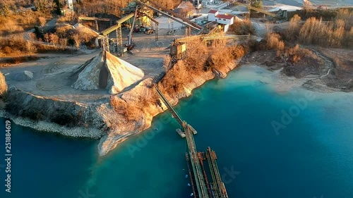 fabbrica sopra il lago