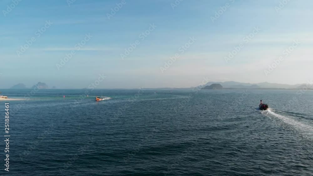 Zwei Longtail-Boote kreuzen ihren Weg vor den paradiesischen Stränden von Ko Muk (auch als Zwei Longtail-Boote kreuzen ihren Weg vor den paradiesischen Stränden von Ko Muk (auch als