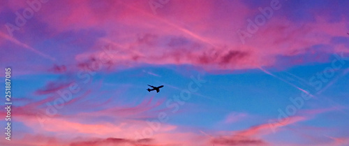 Flugzeug im Abendrot mit rosa Himmel