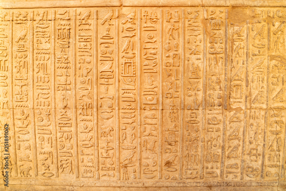 Hieroglyphen in der Tempelanlage Kom Ombo am Nil in Ägypten