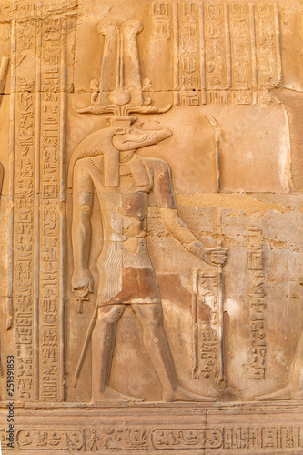 Relief im Doppelempel Kom Ombo am Nil in Ägypten, Kreuzfahrt, Nilufer