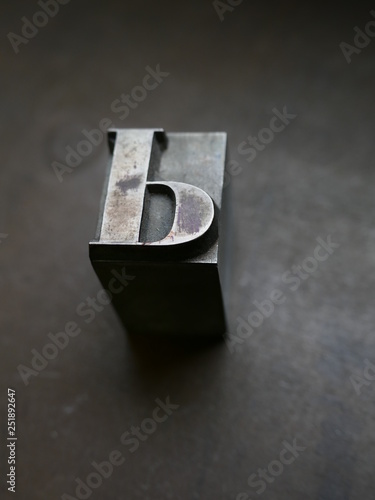 p, buchstabe p, bleiletter, lettern, buchdruck, alphabeth, druck, druckerei, drucken, gutenberg, johannes gutenberg, schwarze kunst, typographie, Großbuchstabe, vokal, konsonant, majuskeln, versalien