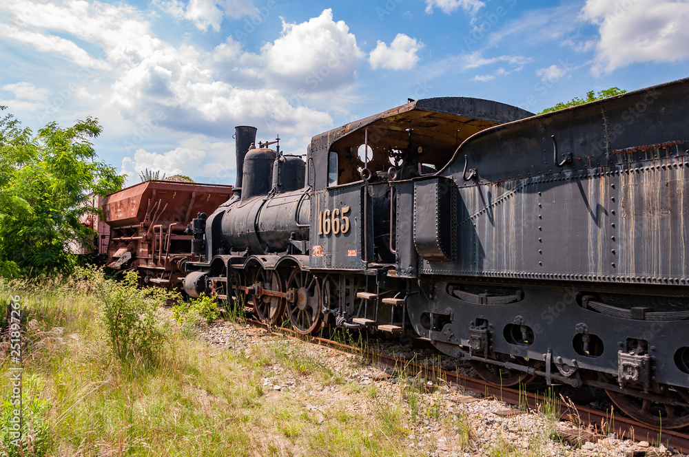 Dampflokomotive seitlich auf Abstellgleis Dampflokomotive seitlich auf Abstellgleis