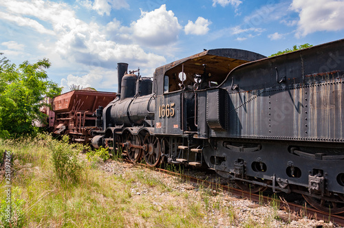 Dampflokomotive seitlich auf Abstellgleis 