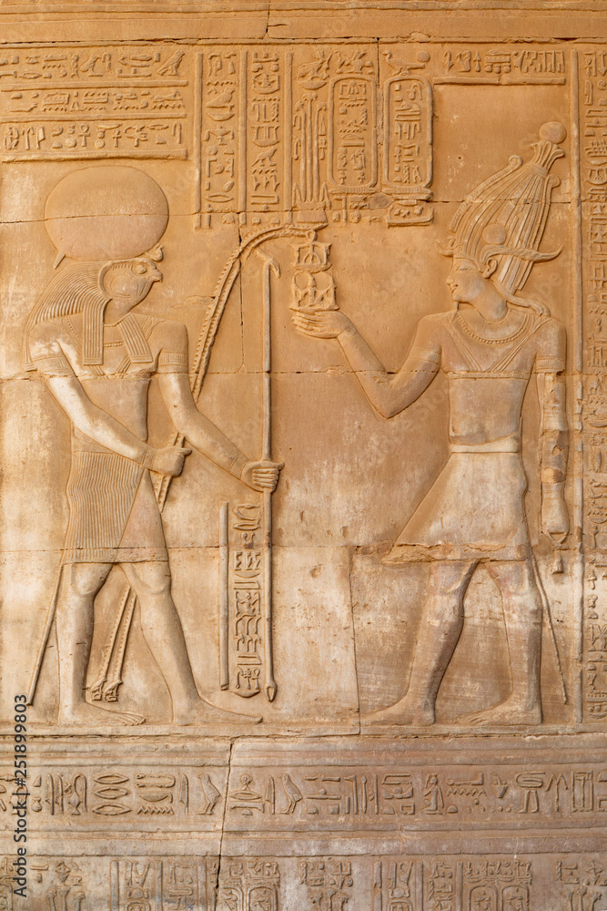 Tempel Kom Ombo Hieroglyphen, Relief im Sanstein am Nil in Ägypten, Nilkreuzfahrt Tempel Kom Ombo Hieroglyphen, Relief im Sanstein am Nil in Ägypten, Nilkreuzfahrt