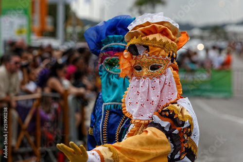 Déguisement et charme à la parade du littoral de Kourou en Guyane française photo