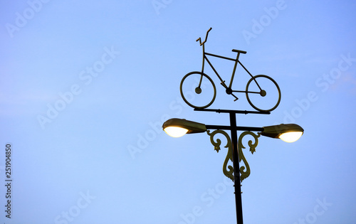 street light decorated with Bicycle symbol , bicycle street light