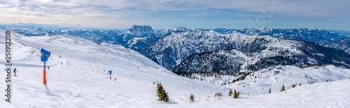 Aussicht von Waidring Steinplatte Winter Panorama mit Schneekanone