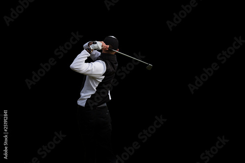 Jugador de golf en el finish en fondo negro