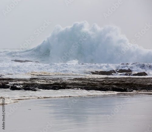 Obraz na płótnie Amazing backwash waves at Snapper Rocks during Cyclone Oma, Gold Coast Australia w salonie