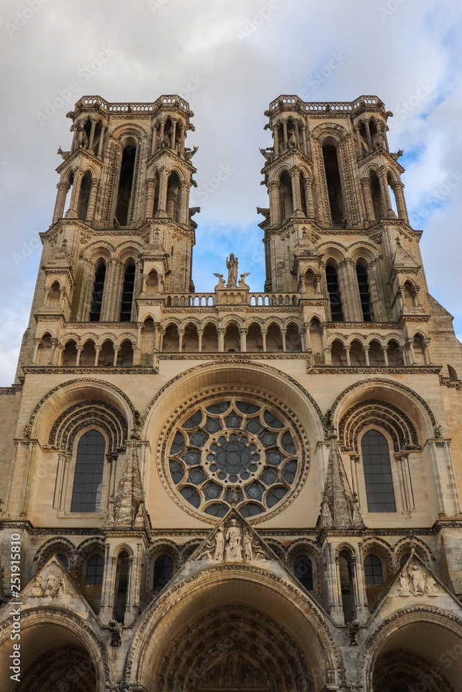 Hauts-de-France - Picardie - Aisne - Laon - Cathédrale Notre-Dame sous un nuage gris