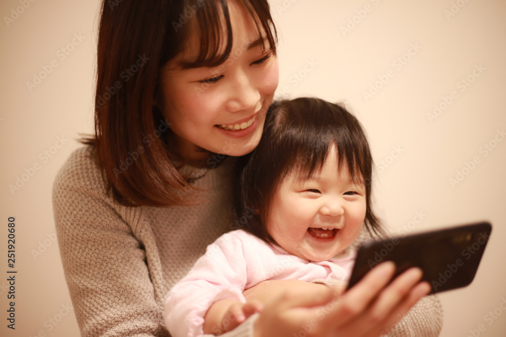 スマートフォンを使う親子 スマートフォンを使う親子