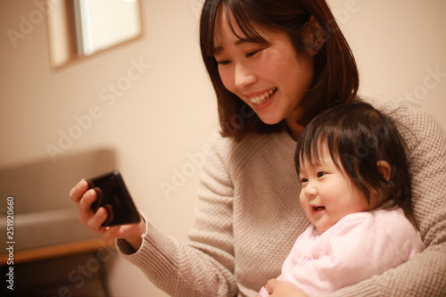 スマートフォンを使う親子 © yamasan