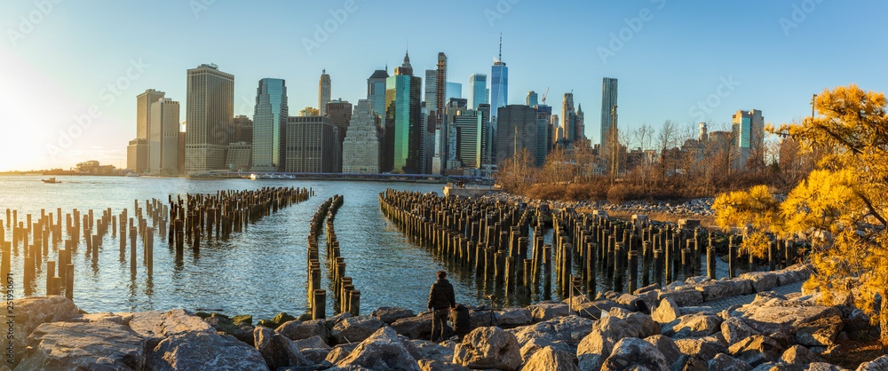 Obraz premium View to Manhattan skyline from Brooklyn Bridge Park.