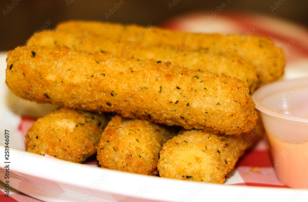Close up de palitos de queso de mozzarella fritos Close up de palitos de queso de mozzarella fritos