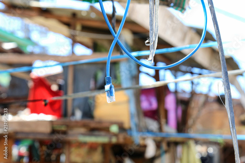 Patchkabel Internet Kabel hängt in der Luft, Slum Squatter Armenviertel photo