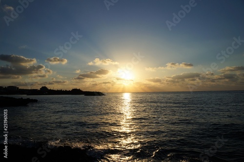 宮古島・シギラビーチから見た朝日 © katomangan