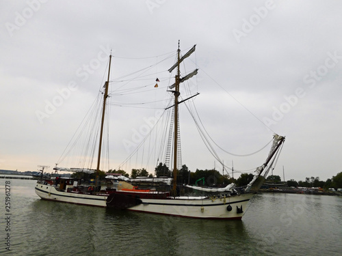 Das Segelschiff auf der See