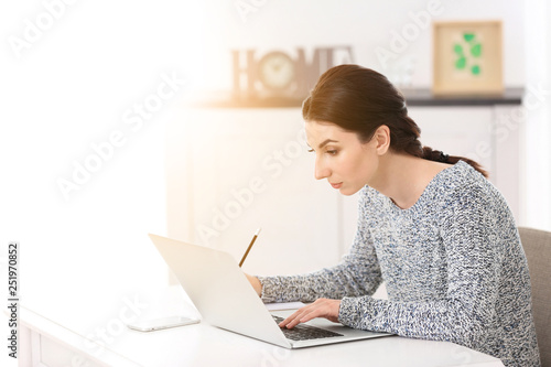 Young female freelancer wor...