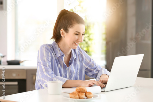 Young female freelancer wor...