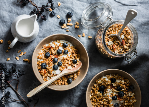Photos Homemade granola with greek yogurt and blueberries on a grey background, top view
