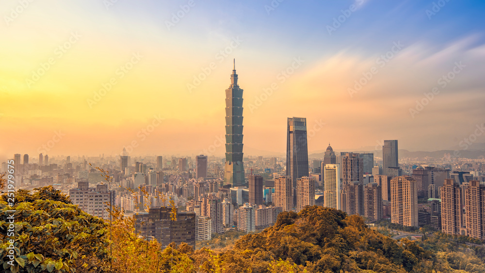 Obraz premium Tajpej, Tajwan - 25 stycznia 2019: panorama miasta Tajpej z wieżą 101 o zachodzie słońca