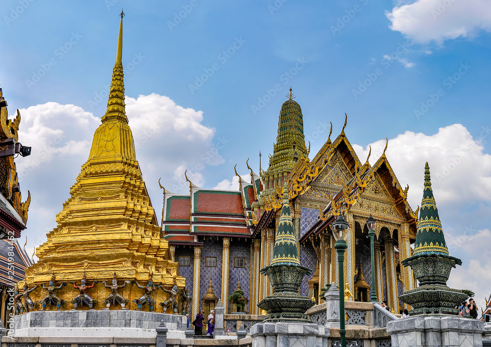 Fototapeta premium Emerald Temple in Grand Palace, Bangkok, Thailand
