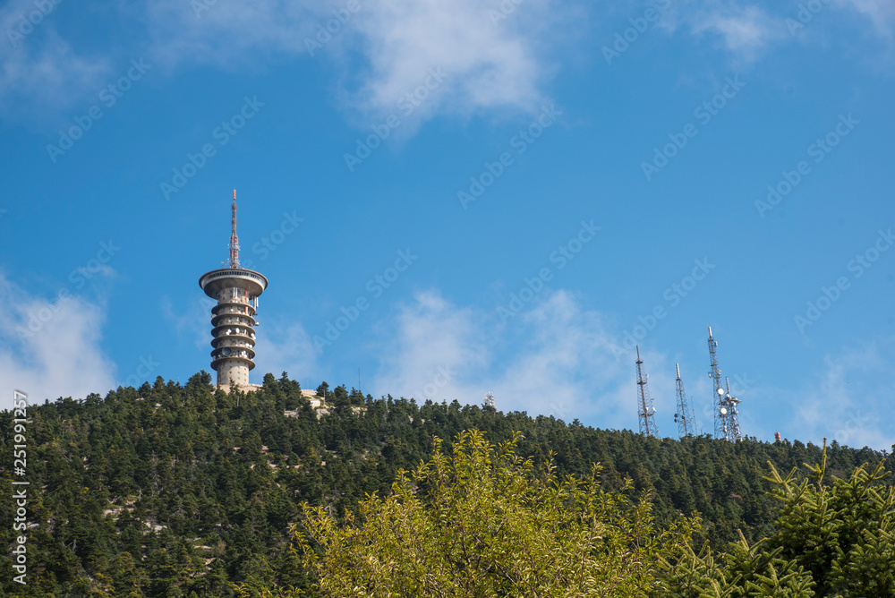 Obraz premium Telecommunications antenna near famous refuge of Bafi in mountain of Parnitha, Attica, Greece