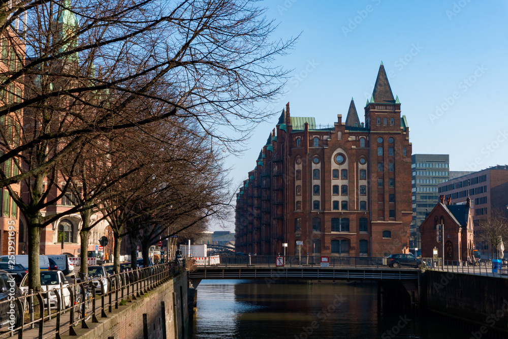 Edificio en el canal del puerto de Hamburgo