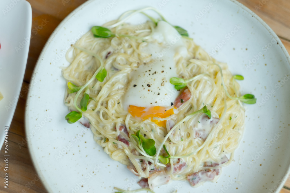 Carbonara pasta with cheese and egg onsen Carbonara pasta with cheese and egg onsen