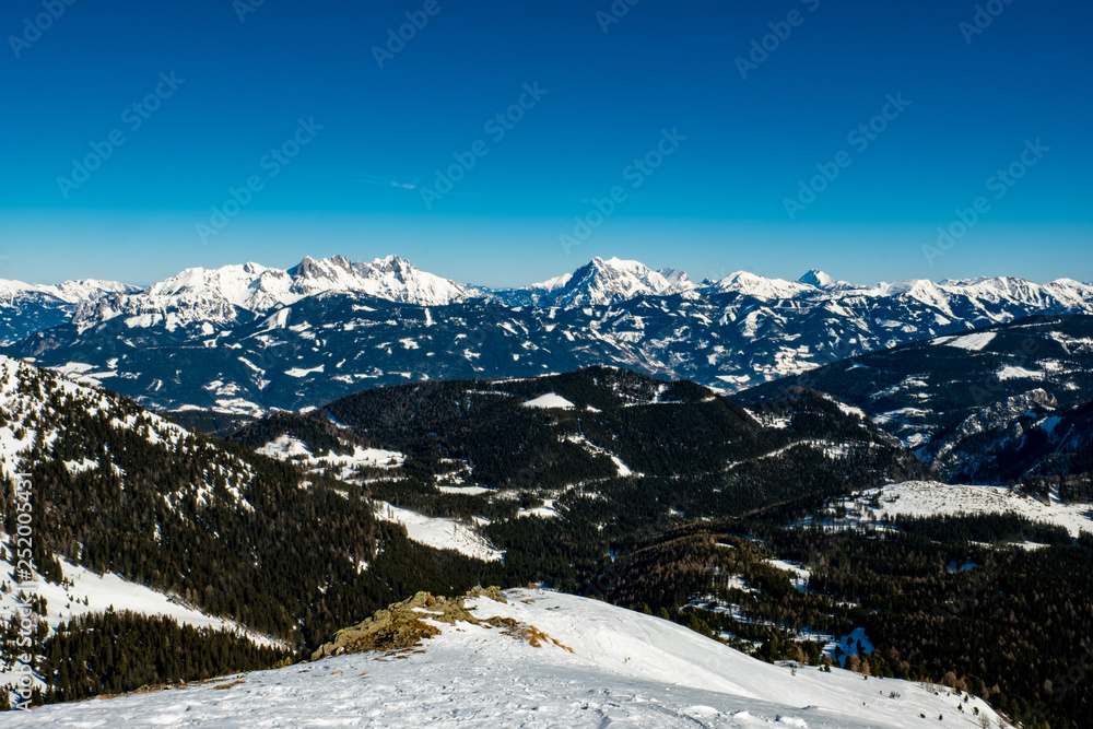 Winter Panorama in den österreichischen Bergen