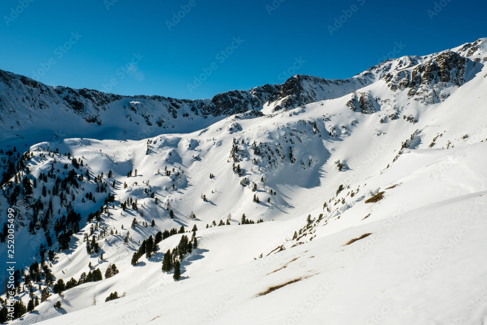 Schneebedeckte Gipfel in den österreichischen Bergen im Winter