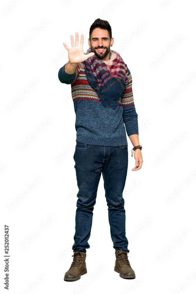 Naklejka premium Full-length shot of Hippie man counting five with fingers on isolated white background