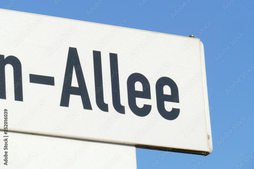 Straßenschild  Allee, Blauer Himmel