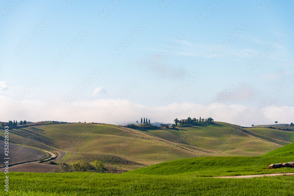 Die Crete Senesi ist eine beeindruckende Landschaft in der Toskana südlich von Siena. Sie ist geprägt von hügeligen Feldern.