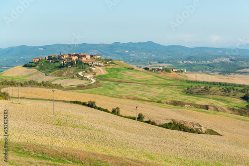 Die Crete Senesi ist eine beeindruckende Landschaft in der Toskana s  dlich von Siena. Sie ist gepr  gt von h  geligen Feldern.